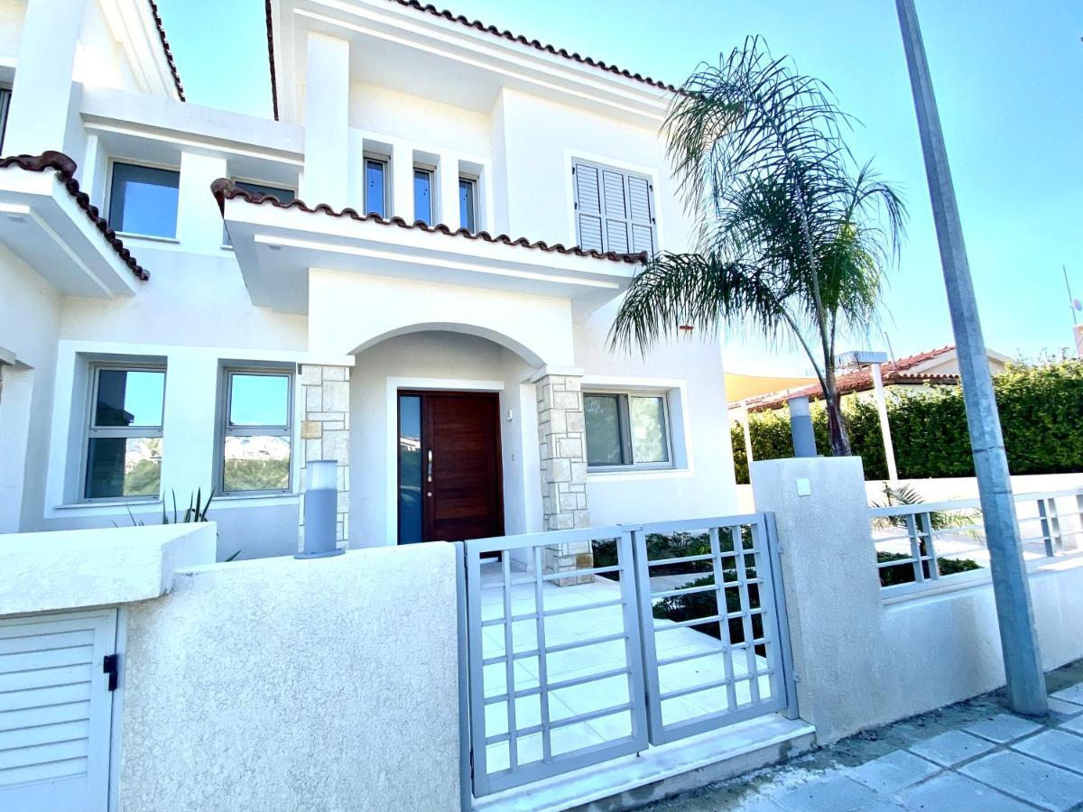 Coral Bay Beach Villa Paphos ภายนอก รูปภาพ