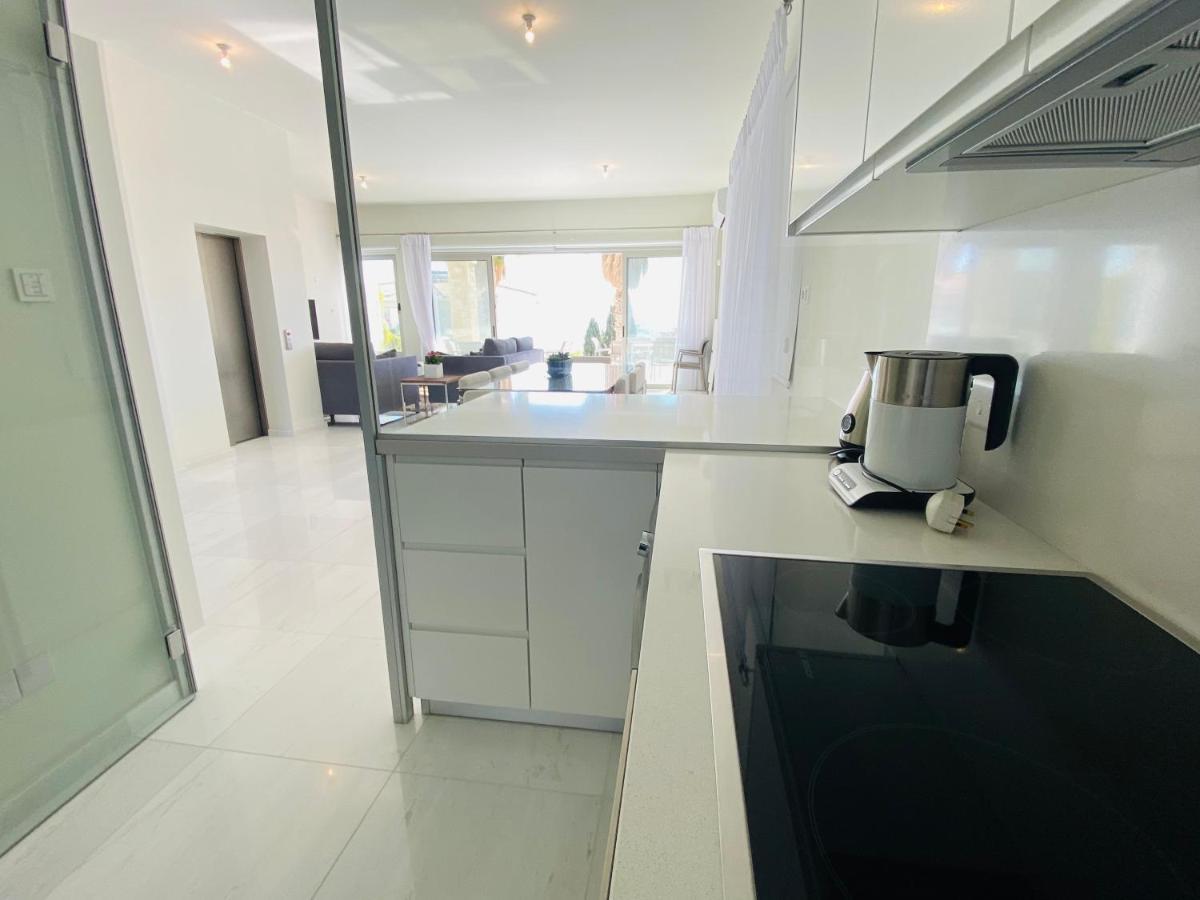Coral Bay Beach Villa Paphos ภายนอก รูปภาพ
