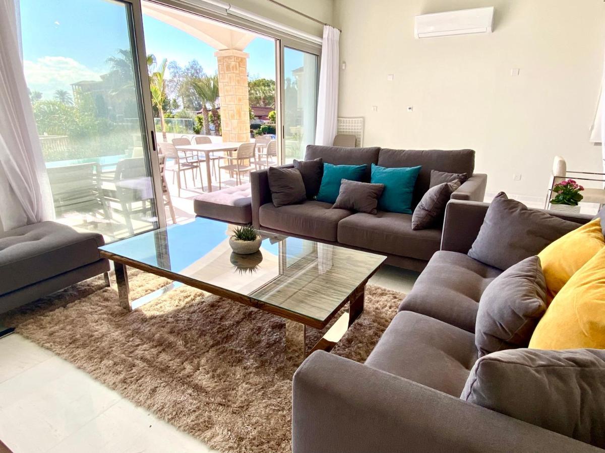 Coral Bay Beach Villa Paphos ภายนอก รูปภาพ