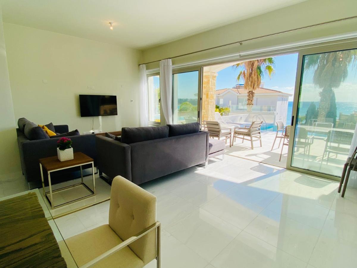 Coral Bay Beach Villa Paphos ภายนอก รูปภาพ