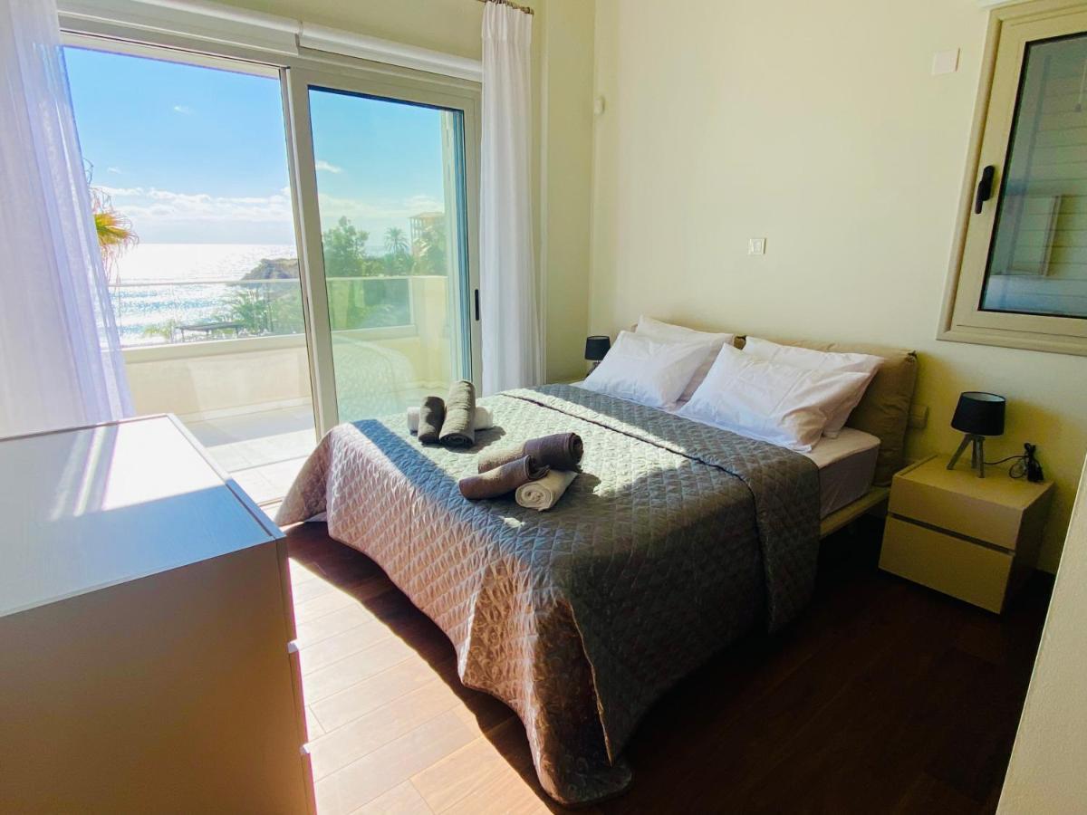 Coral Bay Beach Villa Paphos ภายนอก รูปภาพ