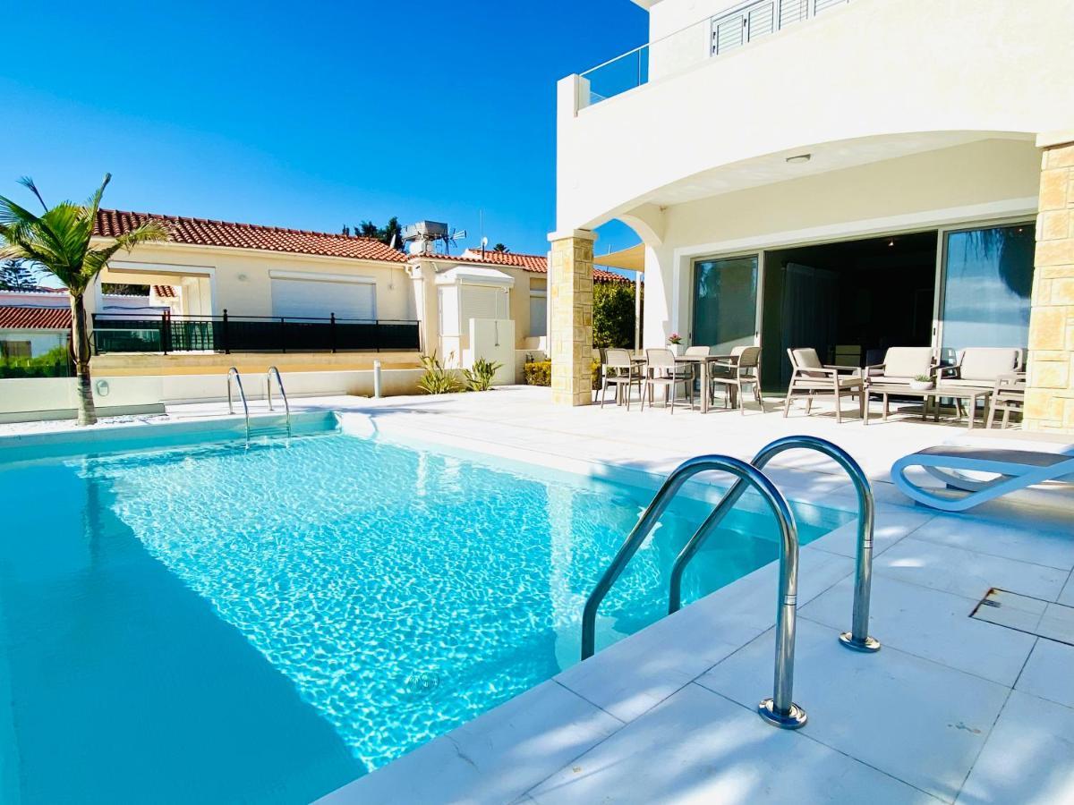 Coral Bay Beach Villa Paphos ภายนอก รูปภาพ