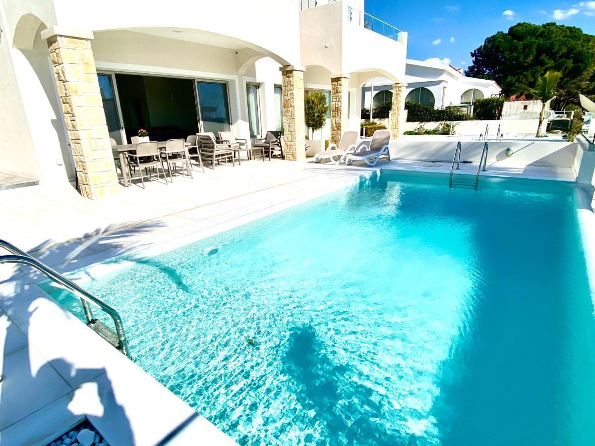 Coral Bay Beach Villa Paphos ภายนอก รูปภาพ