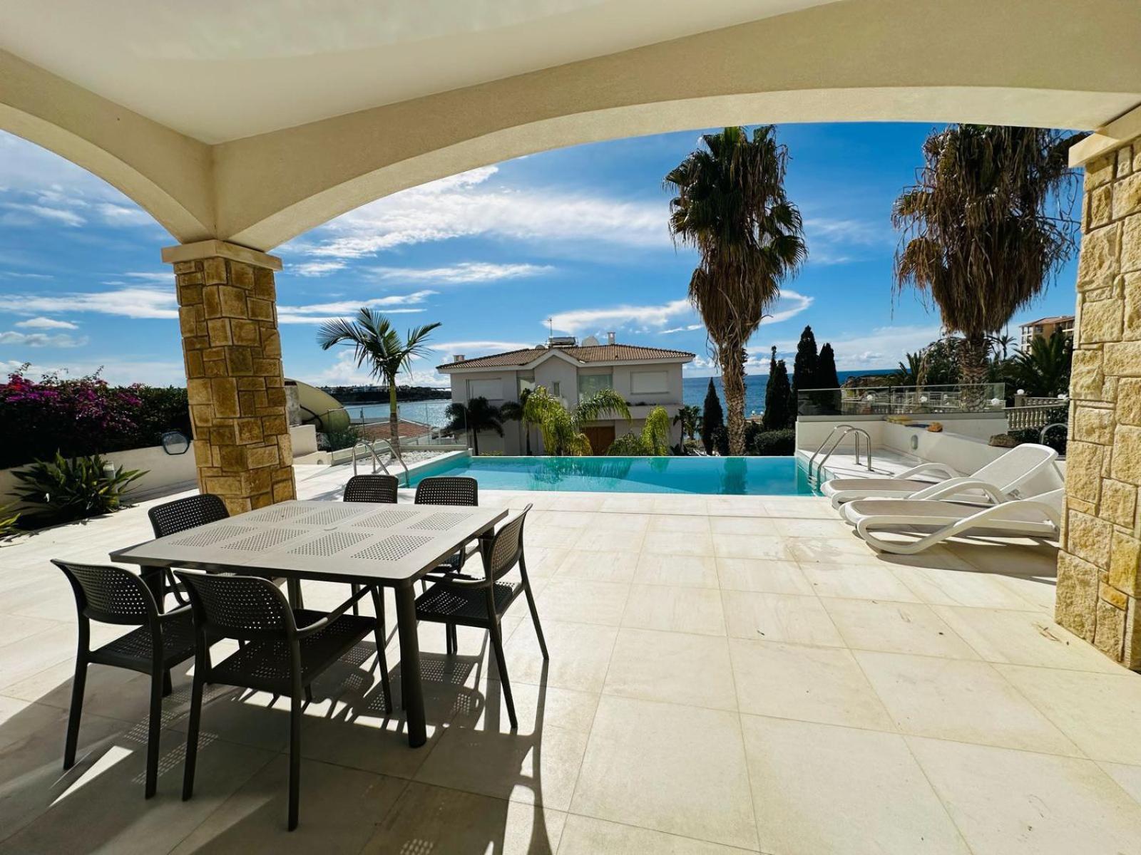Coral Bay Beach Villa Paphos ภายนอก รูปภาพ
