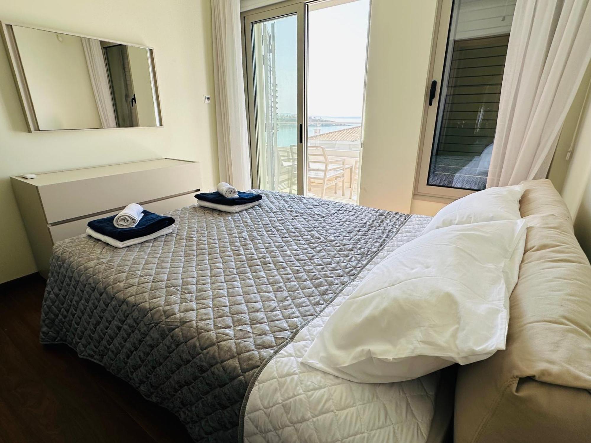 Coral Bay Beach Villa Paphos ภายนอก รูปภาพ
