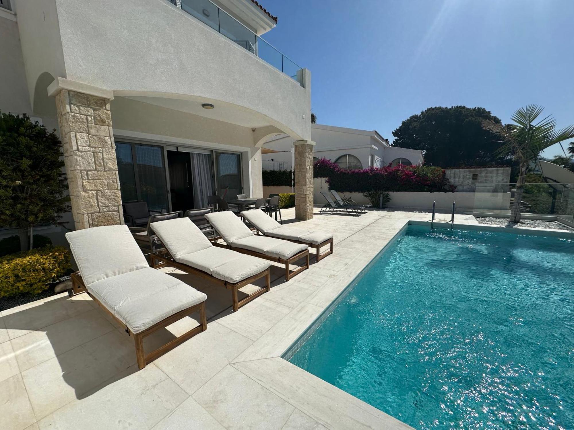 Coral Bay Beach Villa Paphos ภายนอก รูปภาพ